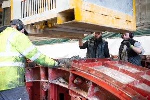 Ouvriers qui travaillent sur la machine de fabrication des voussoirs