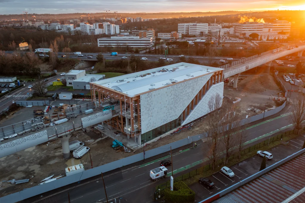 Station Aerospace Campus en travaux avec le couché de soleil. Station traversante