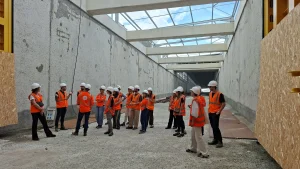 Les collaborateurs de Tisséo Ingénierie écoutant les explications de leur collègue sur le chantier du garage atelier daturas.