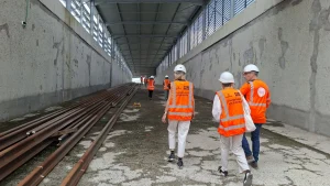 Les collaborateurs de Tisséo Ingénierie visitant le chantier du garage atelier