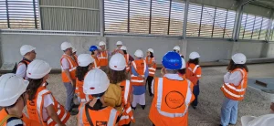 Les collaborateurs de Tisséo Ingénierie dans une des bâtiments du garage atelier daturas, écoutant les explications d'un de leur collègue.