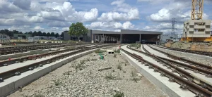 Bâtiment du Garage Atelier Daturas avec les rails qui rejoignent le bâtiment.