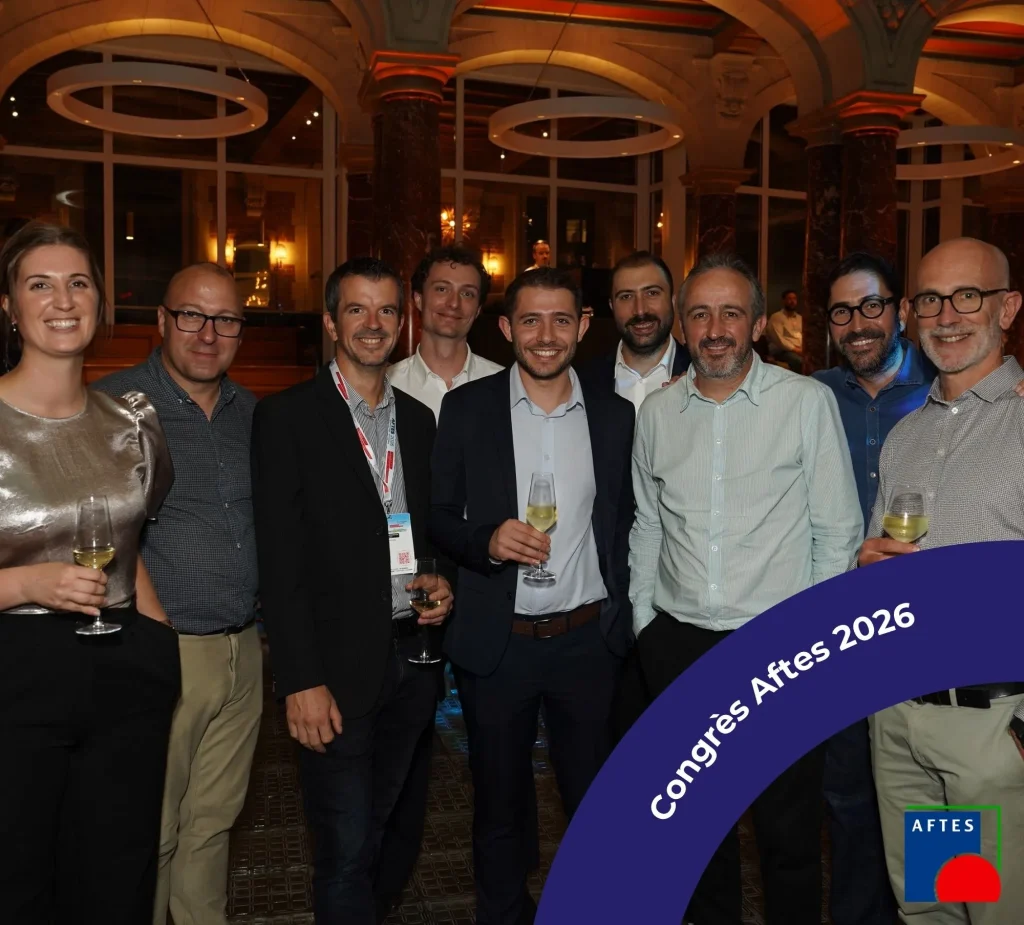 9 collaborateurs de Tisséo Ingénierie au congrès de l'aftes lors du gala. un bandeau bleu en bas à droit avec un titre "Congrès Aftes 2026"